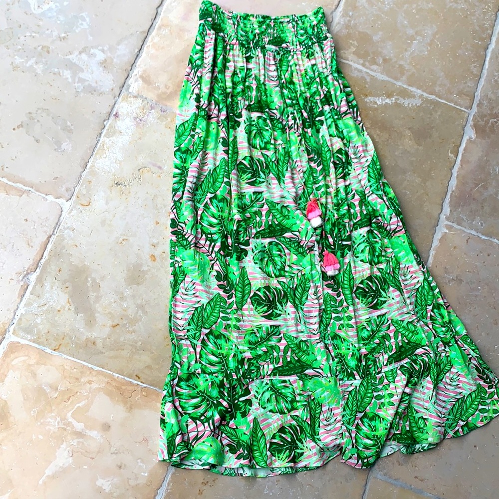 Gorgeous elastic waist skirt, great for the beach, travel or night out. So cute